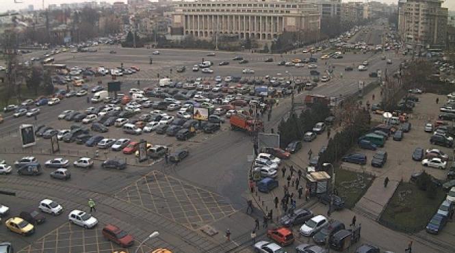 o masina a luat foc in piata victoriei