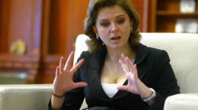 alesii se plang la sefa camerei