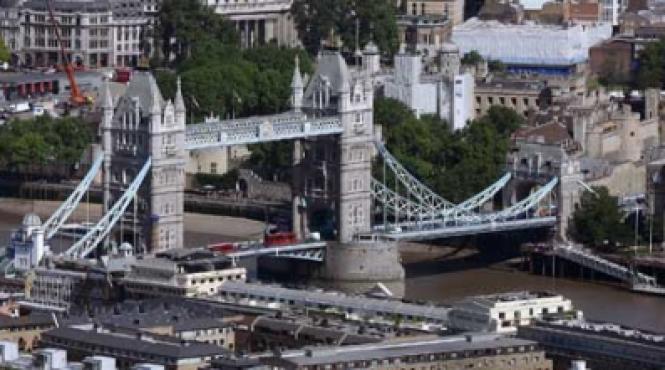 peripetii pe podurile tamisei