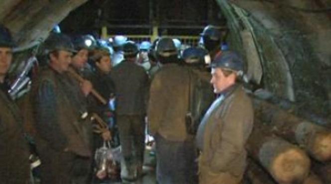 ortacii de la baita protesteaza s au blocat in subteran pentru ca nu si au primit salariile