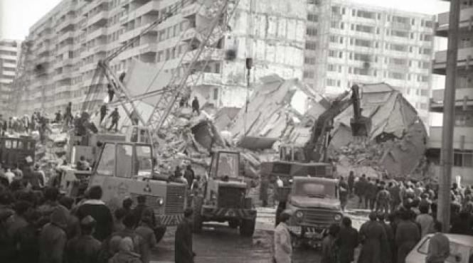 blocurile de sticla la primul cutremur pica