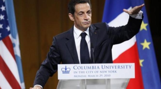 sarkozy si a adus un pupitru personalizat in sua pentru a nu parea prea scund