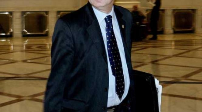 independentii dependenti de dosare si de slabiciuni personale