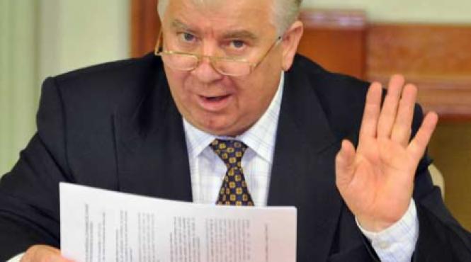 independentii dependenti de dosare si de slabiciuni personale