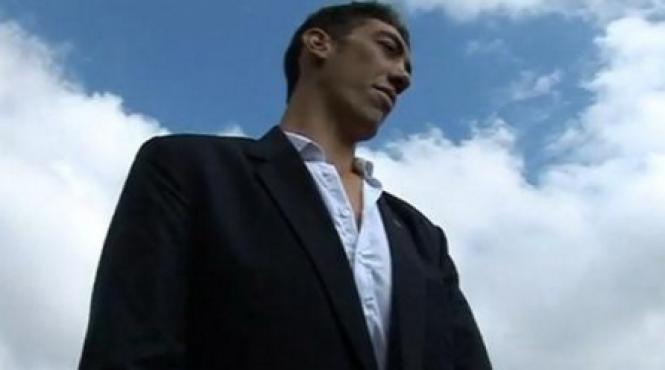 cel mai inalt om din lume la bucuresti imi doresc o sotie si doi copii