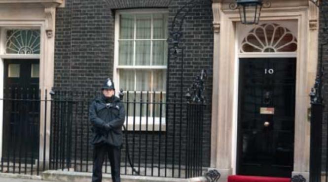 trei pentru downing street