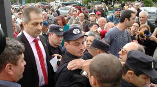 un pedelist face miting contra guvernului