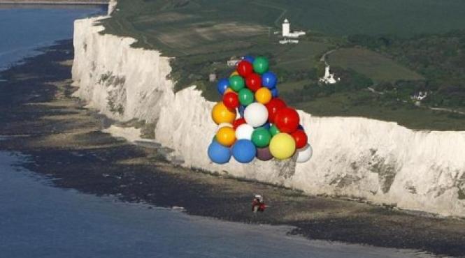 a traversat canalul manecii intr un fotoliu legat de zeci de baloane cu heliu