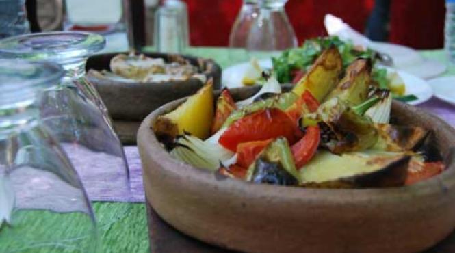 sa dormi in copac sa mananci cu picioarele n apa