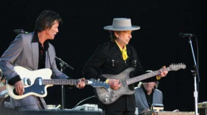 legendarul bob dylan si a reinventat cantecele care l au facut celebru