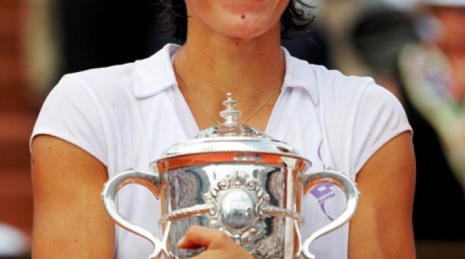 schiavone triumfa pe zgura pariziana si rescrie istoria