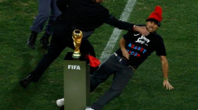 jimmy jump amendat cu 200 de euro dupa ce a intrat pe teren la finala