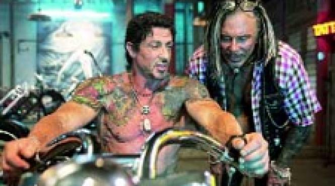 eroi de sacrificiu sau cati musculosi pot incapea pe un centimetru patrat de pelicula