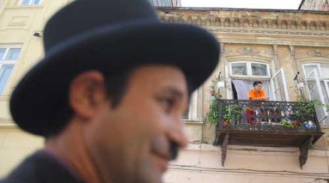 povestea micului paris in fotografii si teatru