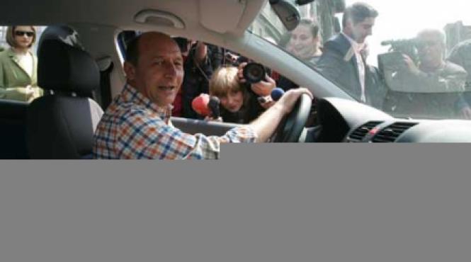 basescu singur si gol