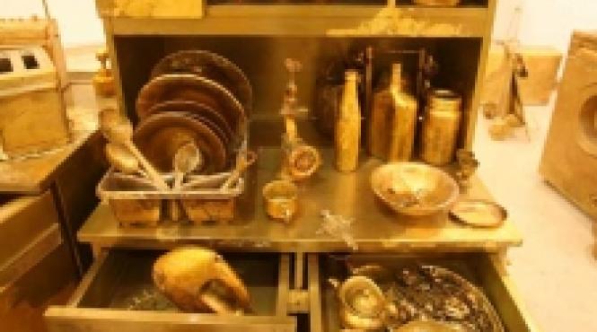 lumea aurita a apartamentului comunist