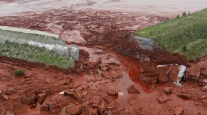 rezervorul uzinei de alumina din ungaria are o noua fisura in dig