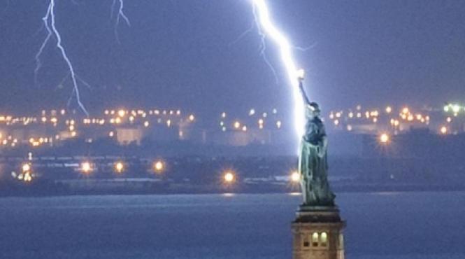 statuia libertatii lovita de fulger