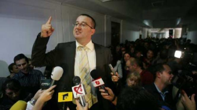 protest spontan la ministerul finantelor pe motivul reducerii cu 60 a veniturilor