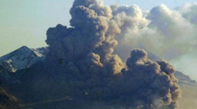 doi vulcani au erupt in acelasi timp in peninsula kamciatka