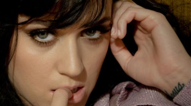 katy perry e de nota zece in pat
