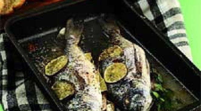 dorada la tava cu usturoi