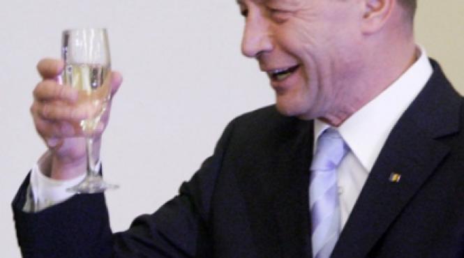 pe basescu si regina angliei ii uneste o sticla de vin