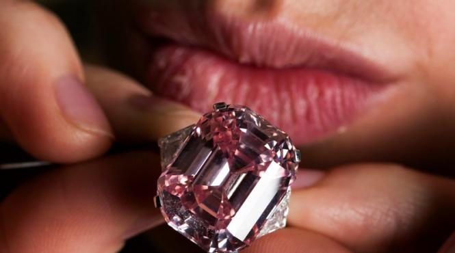 diamant roz vandut la licitatie pentru suma record de 46 de milioane de euro
