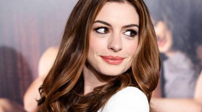 anne hathaway se gandeste sa se apuce de cantat cu propria trupa