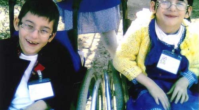 doi gemeni in varsta de 7 ani au nevoie de o operatie vitala