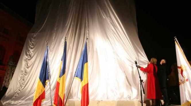 statuia lui carol i repusa in fata palatului regal