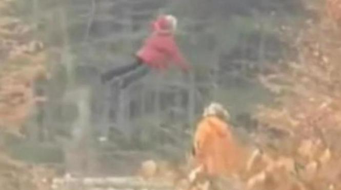 copil care pare sa leviteze filmat intr o padure din rusia