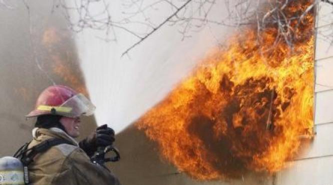 incendiu in voluntari trei case cuprinse de flacari un barbat gasit carbonizat