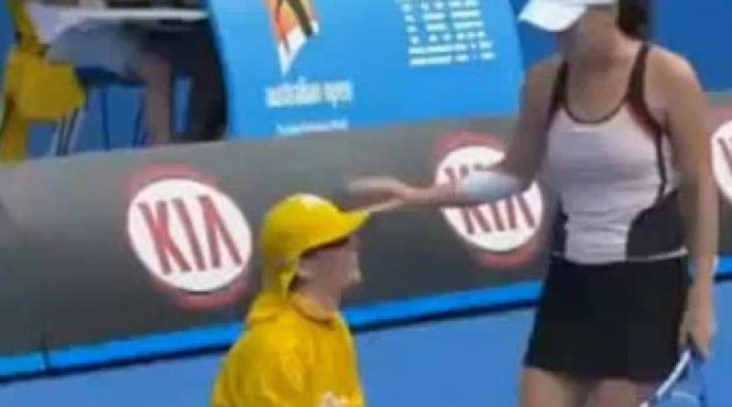 radwanska a comis o din nou a lovit un copil de mingi