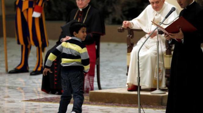 un baietel a fentat serviciul de siguranta ca sa ingenuncheze in fata papei