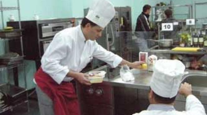 un varsator bucatar pe vas de croaziera