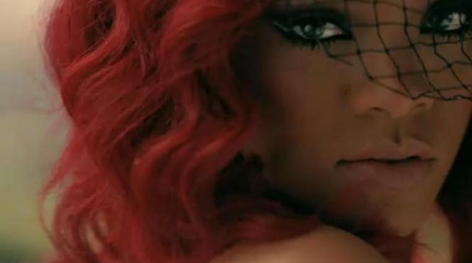 rihanna o ia din nou pe drumul pierzaniei pentru un parfum