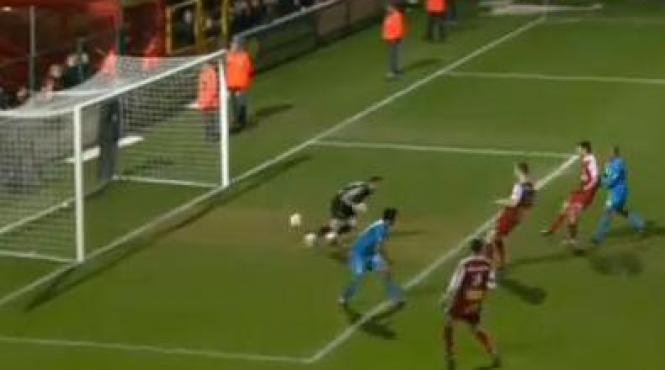 gafa incredibila balonul i a trecut si printre maini si printre picioare