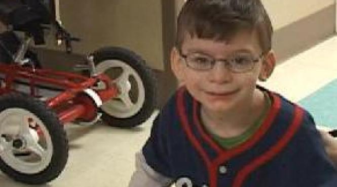 un baietel fara cerebel socheaza lumea medicala