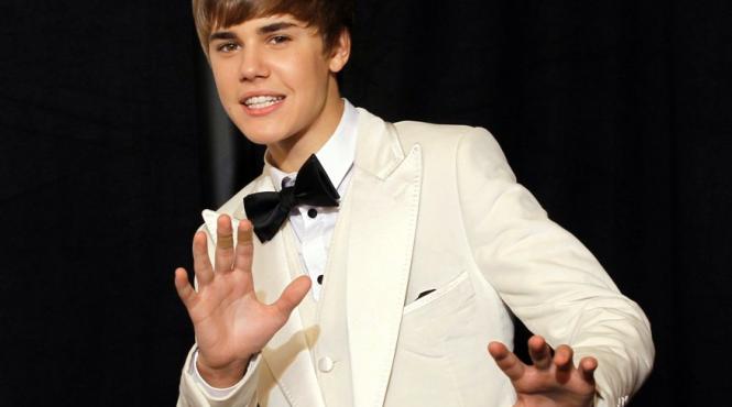 justin bieber l a intrerupt pe johnny depp in timpul unei conferinte de presa