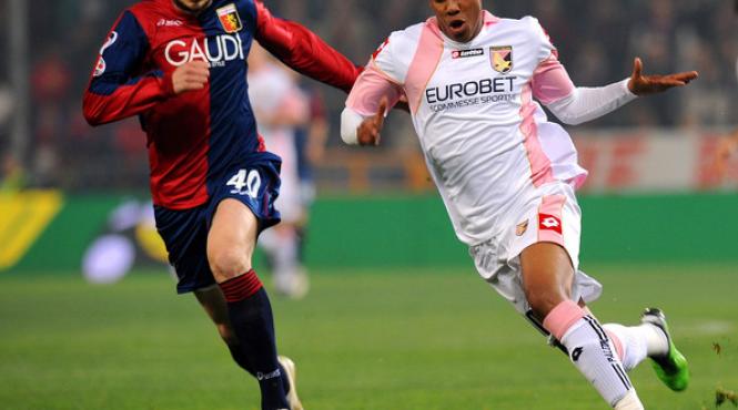 un fotbalist de la palermo jefuit in plina strada