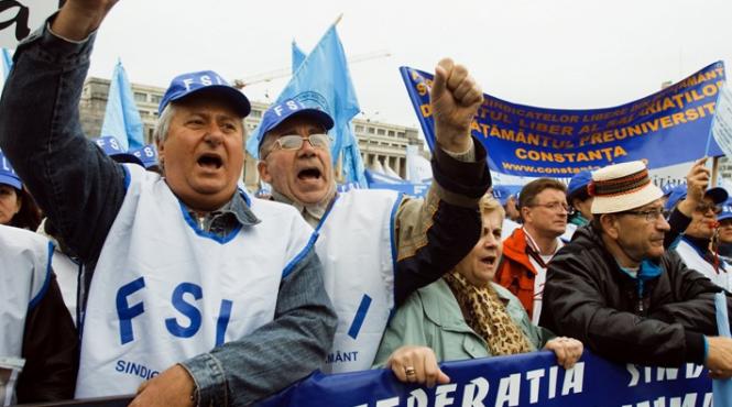 profesorii protesteaza in fata ministerului educatiei
