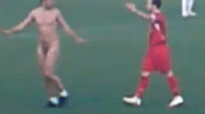 video meci din spania intrerupt nu de unul ci de doi exhibitionisti