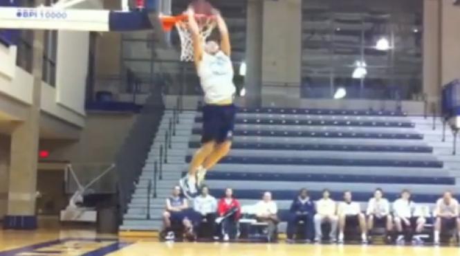 video un american are o detenta de 1 27 metri vezi ce dunk uri reuseste