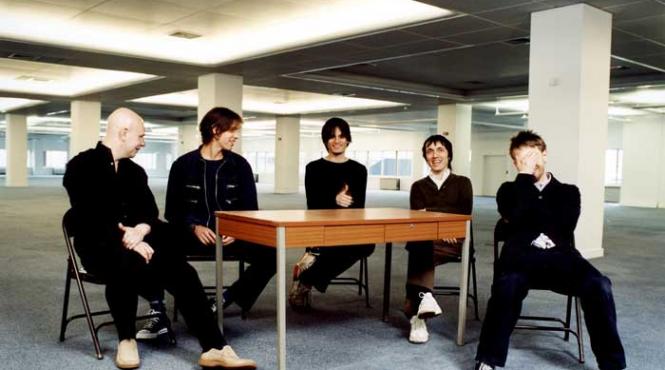 al optulea radiohead apare si in format fizic
