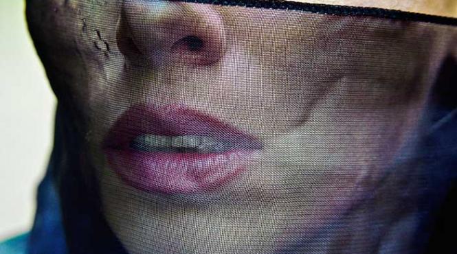 in spatele usilor inchise