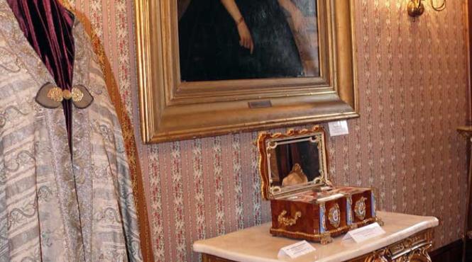 o expozitie dedicata feminitatii