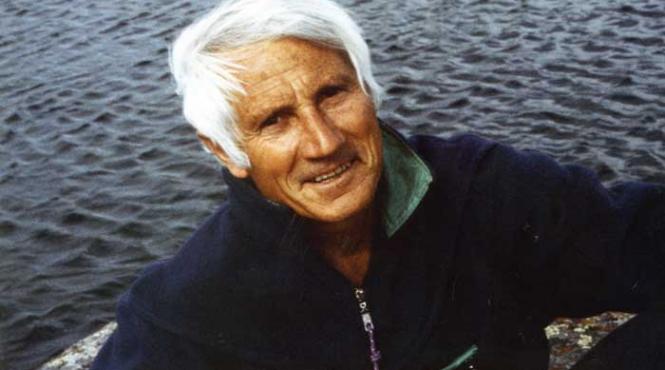 portret de zeu cu parul alb