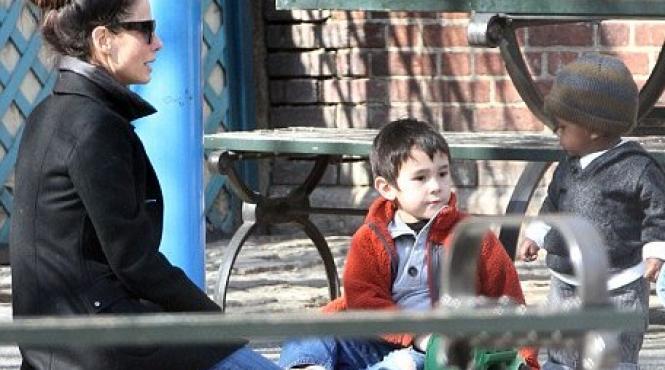 sandra bullock se bucura de primavara in parc alaturi de fiul sau