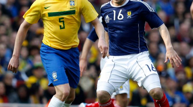 lucas leiva tinta unui gest rasist la amicalul cu scotia